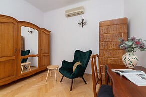Retro Apartment Cracow Center by Renters