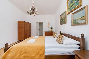 Retro Apartment Cracow Center by Renters