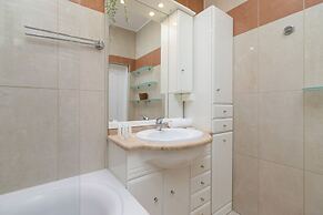 Retro Apartment Cracow Center by Renters