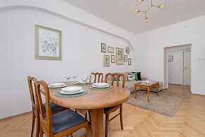 Retro Apartment Cracow Center by Renters