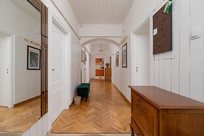 Retro Apartment Cracow Center by Renters