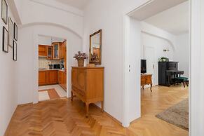 Retro Apartment Cracow Center by Renters