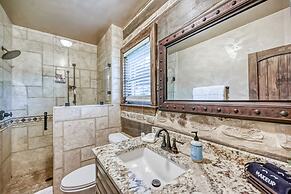 Luxury 23-ac Ranch Hot Tub and Hill Country Views!