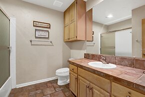 River Condo Next to Schlitterbahn Water Park!