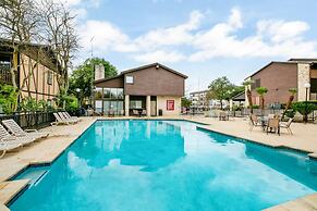 River Condo Next to Schlitterbahn Water Park!