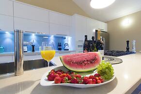 Luxury at Villa Cama - Your Dream Vacation Rental!