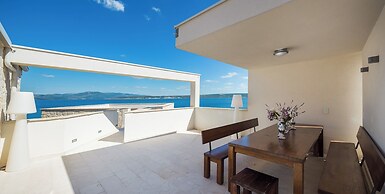Luxury at Villa Cama - Your Dream Vacation Rental!