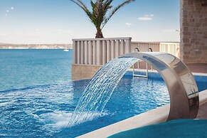 Luxury at Villa Cama - Your Dream Vacation Rental!