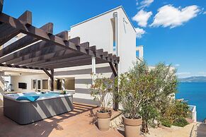 Luxury at Villa Cama - Your Dream Vacation Rental!