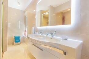 Luxury at Villa Cama - Your Dream Vacation Rental!