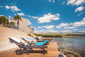 Luxury at Villa Cama - Your Dream Vacation Rental!