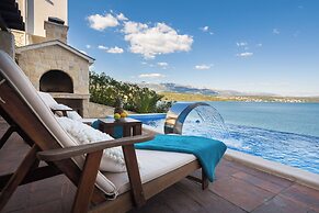 Luxury at Villa Cama - Your Dream Vacation Rental!