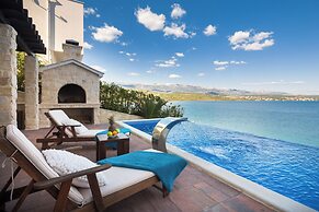 Luxury at Villa Cama - Your Dream Vacation Rental!