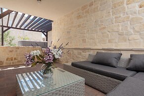 Luxury at Villa Cama - Your Dream Vacation Rental!