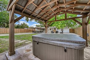 Stunning Home 3 min to Main With Hot tub and Firepit!