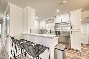 Stunning Home 3 min to Main With Hot tub and Firepit!