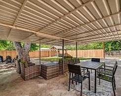 Stunning Home 3 min to Main With Hot tub and Firepit!