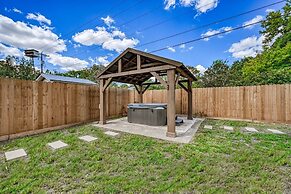 Stunning Home 3 min to Main With Hot tub and Firepit!