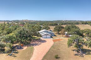 Stunning Home With Hot Tub Sauna and Grill!