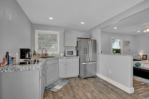 Stunning Home With Hot Tub Sauna and Grill!