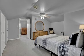 Stunning Home With Hot Tub Sauna and Grill!