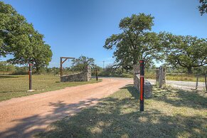 Stunning Home With Hot Tub Sauna and Grill!