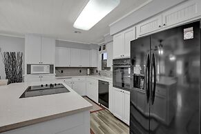 Stunning Home With Hot Tub Sauna and Grill!