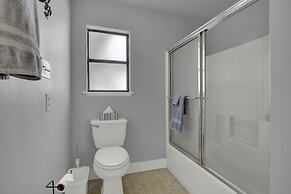 Stunning Home With Hot Tub Sauna and Grill!