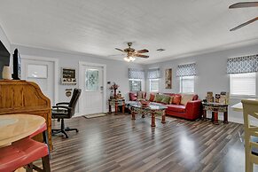 Stunning Home With Hot Tub Sauna and Grill!