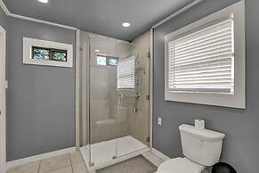 Stunning Home With Hot Tub Sauna and Grill!