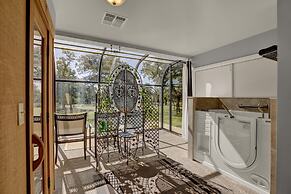 Stunning Home With Hot Tub Sauna and Grill!