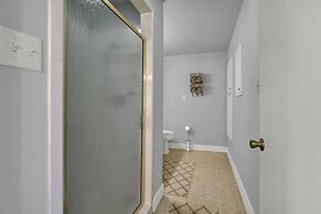 Stunning Home With Hot Tub Sauna and Grill!