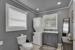 Stunning Home With Hot Tub Sauna and Grill!