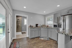 Stunning Home With Hot Tub Sauna and Grill!