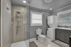 Stunning Home With Hot Tub Sauna and Grill!