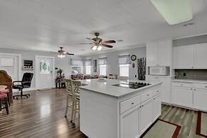 Stunning Home With Hot Tub Sauna and Grill!