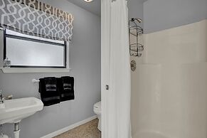 Stunning Home With Hot Tub Sauna and Grill!