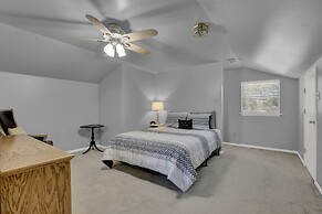 Stunning Home With Hot Tub Sauna and Grill!