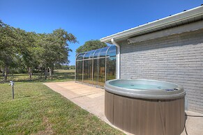 Stunning Home With Hot Tub Sauna and Grill!