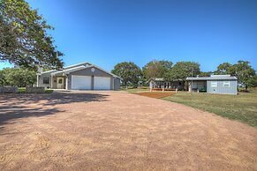 Stunning Home With Hot Tub Sauna and Grill!