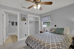 Stunning Home With Hot Tub Sauna and Grill!