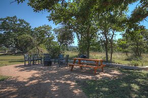 Stunning Home With Hot Tub Sauna and Grill!