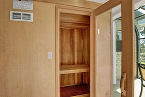 Stunning Home With Hot Tub Sauna and Grill!