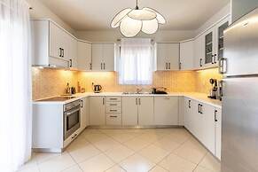 Villa Ismini 3 Bedrooms With Pool , sea View and E-car Charger