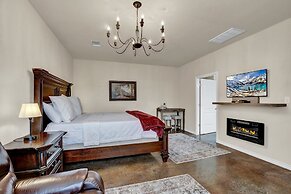 Cozi Cottage With Hot Tub! - 2 Min to Wineries!