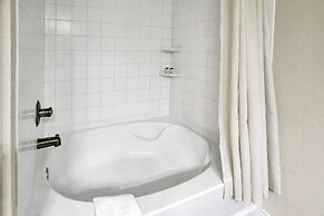 Cozi Cottage With Hot Tub! - 2 Min to Wineries!