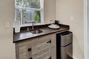 Cozi Cottage With Hot Tub! - 2 Min to Wineries!