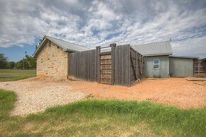 Cozi Cottage With Hot Tub! - 2 Min to Wineries!