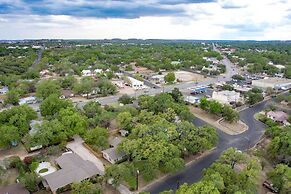 The Billie Goat Haus - Hot Tub -steps to Main St!