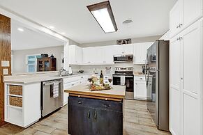 The Billie Goat Haus - Hot Tub -steps to Main St!